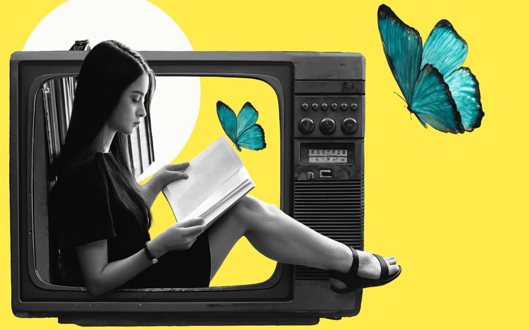 Collage: Eine junge Frau sitzt schwarz-weiß in einem alten Fernseher und liest ein Buch. Um sie herum fliegen blaue Schmetterlinge. Der Hintergrund ist leuchtend gelb (#FFF64D), mit einem weißen Kreis im oberen Bereich.
