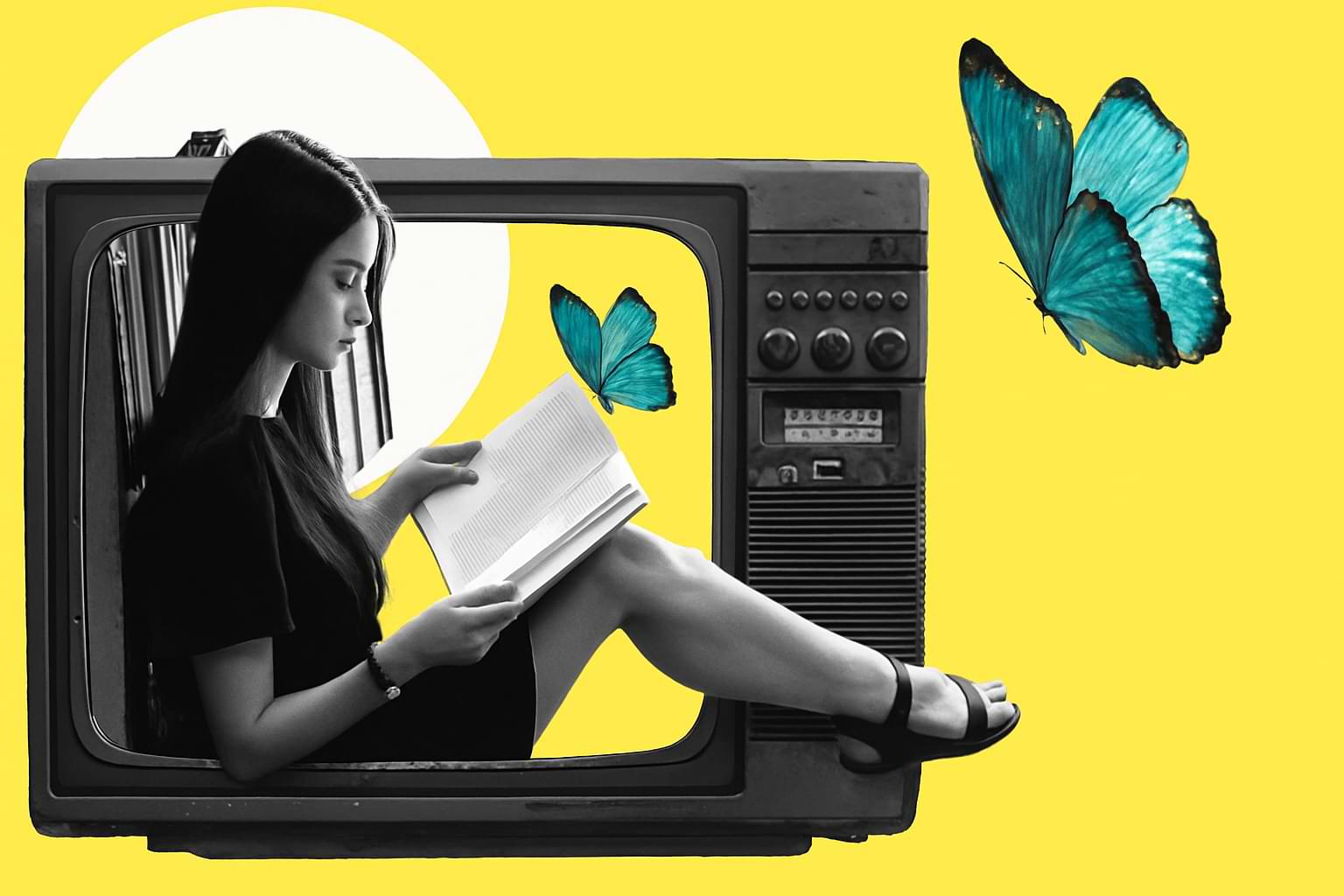 Collage: Eine junge Frau sitzt schwarz-weiß in einem alten Fernseher und liest ein Buch. Um sie herum fliegen blaue Schmetterlinge. Der Hintergrund ist leuchtend gelb (#FFF64D), mit einem weißen Kreis im oberen Bereich.